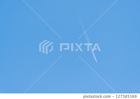 清爽的藍天中閃耀的凝結尾跡和光線 天空景觀素材（江戶時代的石板路周圍的空中拍攝） 阿蘇市 127385169