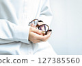 Women's hands 127385560