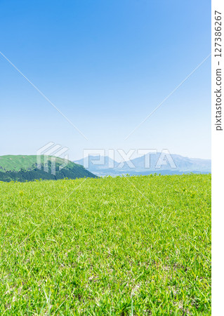以阿蘇山為背景的壯麗駕車之旅。景色優美。驅車穿越草原，追尋壯麗景色（阿蘇市） 127386267