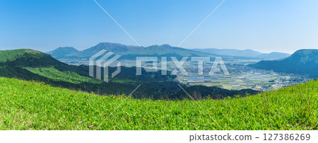 以阿蘇山為背景的壯麗駕車之旅。景色優美。驅車穿越草原，追尋壯麗景色（阿蘇市） 127386269