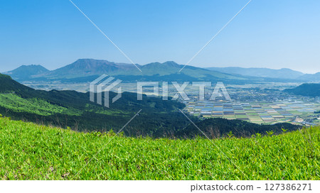 A spectacular drive with Mount Aso in the background. A beautiful view. Driving through the grasslands in search of a spectacular view (Aso City) A spectacular drive with Mount Aso in the background. A beautiful view. Driving through the grasslands in search of a spectacular view (Aso City) 127386271