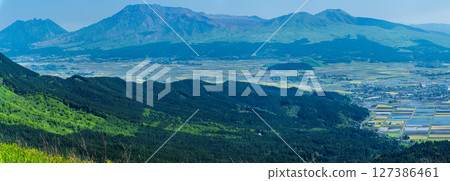 從豐後街道、二重峠的石板路望去，以阿蘇山為背景的風景名勝（新綠） 阿蘇市 127386461