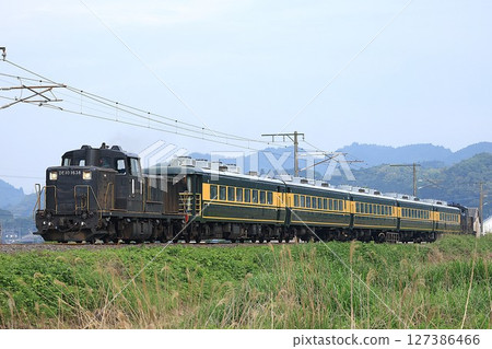 [JR Kyushu/JR West] DE10 type + 14 series + DE10 type "Salon Car Suisei" (Nippo Main Line: Tateishi to Nakayamaka) 127386466