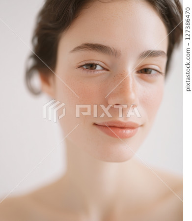 皮膚護理，美麗的皮膚女人，自然妝容的特寫肖像 127386470