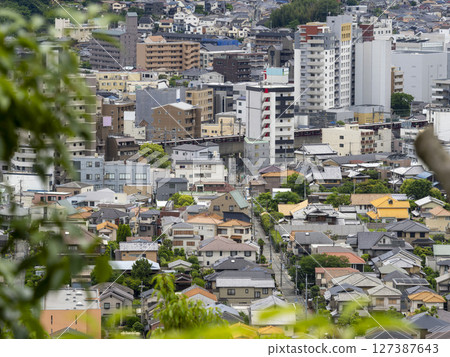 街道兩旁都是房屋和建築物 127387643