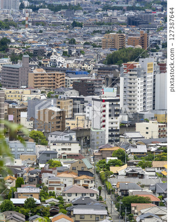 街道兩旁都是房屋和建築物 街道兩旁都是房屋和建築物 127387644