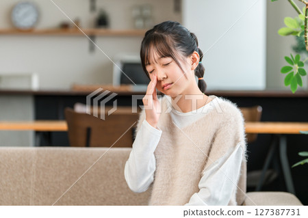 患有流鼻水和鼻塞(花粉症)的小學和中學女生 患有流鼻水和鼻塞(花粉症)的小學和中學女生 127387731