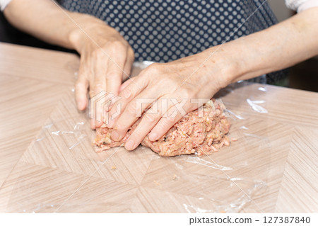 Senior woman making meatloaf 127387840