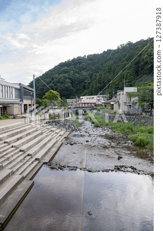 維護良好的高尾山口站區域 127387918
