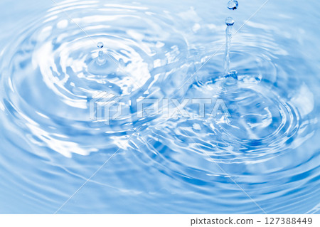 水滴落在水面上。 127388449