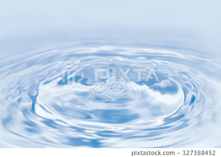 水滴落在水面上。 127388452