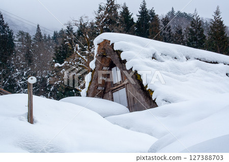 Gassho-style houses in Shirakawa-go and Gokayama 127388703
