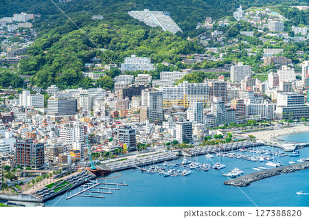 【靜岡縣】熱海市的街道,各種建築物沿著海岸排列 【靜岡縣】熱海市的街道,各種建築物沿著海岸排列 127388820