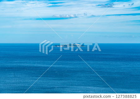 [Shizuoka Prefecture] Hatsushima Island in Atami, seen from the ocean 127388825