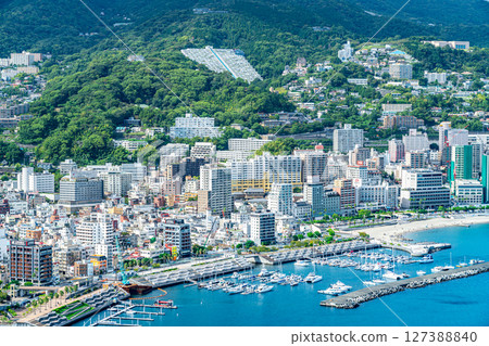 【靜岡縣】熱海市的街道，各種建築物沿著海岸排列 127388840