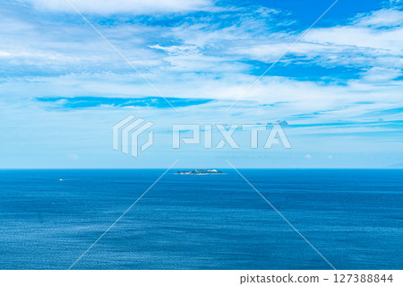 [Shizuoka Prefecture] Hatsushima Island in Atami, seen from the ocean 127388844