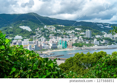 【靜岡縣】熱海市的街道,各種建築物沿著海岸排列 【靜岡縣】熱海市的街道,各種建築物沿著海岸排列 127388851