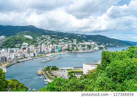 【靜岡縣】熱海市的街道，各種建築物沿著海岸排列 127388856