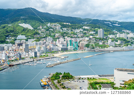 【靜岡縣】熱海市的街道，各種建築物沿著海岸排列 127388860