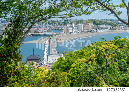 江之島大橋和江之島弁天橋的鳥瞰圖 江之島大橋和江之島弁天橋的鳥瞰圖 127389881