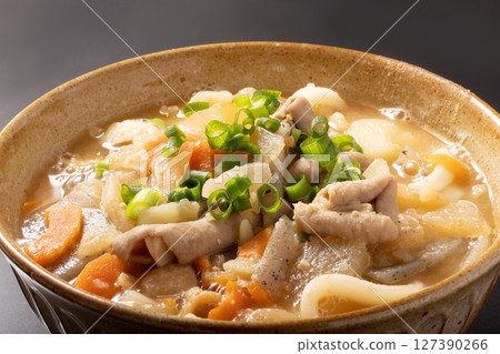 味噌煮內臟和烏龍麵 味噌煮內臟和烏龍麵 127390266