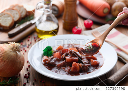 Tongue stew with plenty of vegetables 127390398