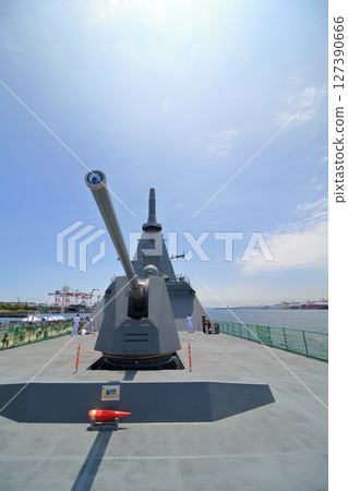 驅逐艦「阿賀野號」的主砲塔和艦橋。該驅逐艦對外開放。 127390666