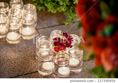 Romantic arrangement of red roses and candles 127390959