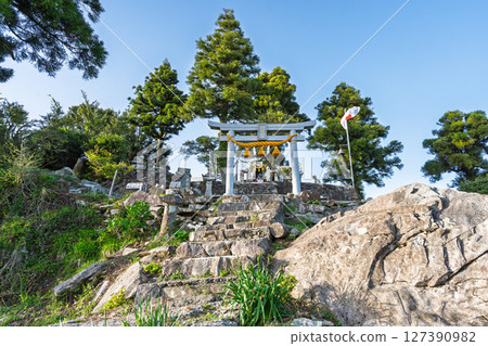 Kuratake Shrine "Kuratake, the highest peak in the Amakusa Islands (682m above sea level), has been revered as a sacred mountain by the people of Amakusa since ancient times." Kuratake, Amakusa City 127390982