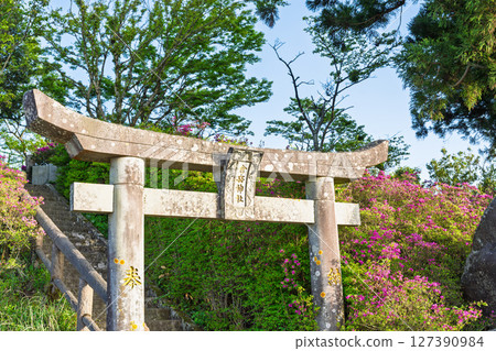 Kuratake Shrine "Kuratake, the highest peak in the Amakusa Islands (682m above sea level), has been revered as a sacred mountain by the people of Amakusa since ancient times." Kuratake, Amakusa City 127390984