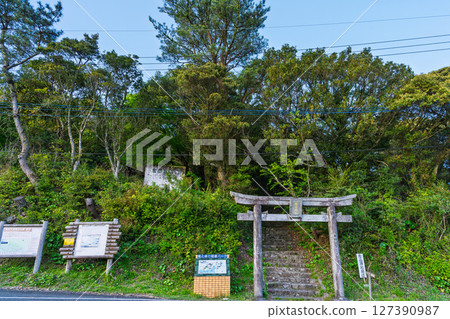 Kuratake Shrine "Kuratake, the highest peak in the Amakusa Islands (682m above sea level), has been revered as a sacred mountain by the people of Amakusa since ancient times." Kuratake, Amakusa City 127390987