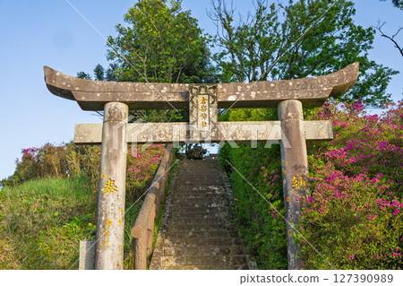 Kuratake Shrine "Kuratake, the highest peak in the Amakusa Islands (682m above sea level), has been revered as a sacred mountain by the people of Amakusa since ancient times." Kuratake, Amakusa City Kuratake Shrine "Kuratake, the highest peak in the Amakusa Islands (682m above sea level), has been revered as a sacred mountain by the people of Amakusa since ancient times." Kuratake, Amakusa City 127390989