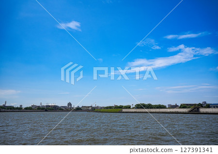 六月藍天下的奧多納中川風景 127391341
