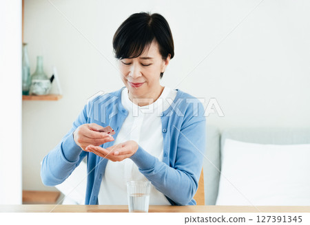 Middleweight drinking medicine 127391345