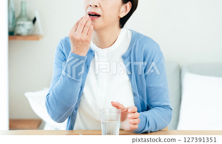 Middleweight drinking medicine 127391351