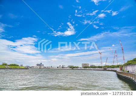 六月藍天下的奧多納中川與丹頂鶴的風景 127391352