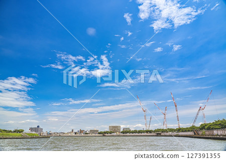 Scenery of the Okutonakagawa River and a crane under the blue sky in June 127391355
