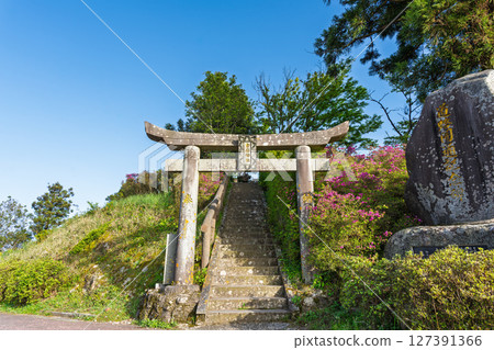 倉岳神社 「倉岳是天草諸島的最高峰（海拔682公尺），自古以來就被天草人民尊崇為靈山。」天草市倉岳 127391366