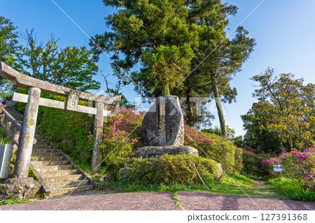 Kuratake Shrine "Kuratake, the highest peak in the Amakusa Islands (682m above sea level), has been revered as a sacred mountain by the people of Amakusa since ancient times." Kuratake, Amakusa City 127391368