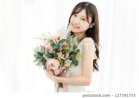 時尚的女人與乾燥花贓物 127391755