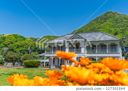 藍天白雲映襯下的浦島屋,是一座經過修復的白色西式建築,被稱為「幽靈旅館」。 藍天白雲映襯下的浦島屋,是一座經過修復的白色西式建築,被稱為「幽靈旅館」。 127391844