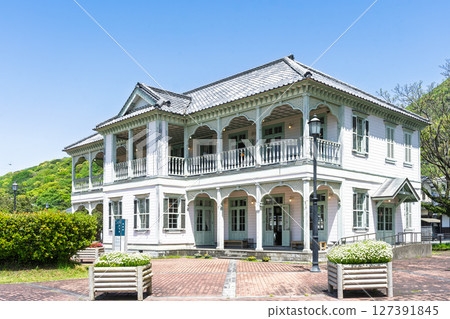 The Misumi Nishiko Memorial Hall (Urashimaya) stands out against the blue sky. A restored white Western-style building, the "phantom hotel." The Misumi Nishiko Memorial Hall (Urashimaya) stands out against the blue sky. A restored white Western-style building, the "phantom hotel." 127391845