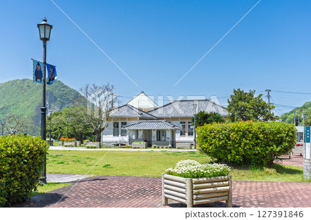 The Misumi Nishiko Memorial Hall (Urashimaya) stands out against the blue sky. A restored white Western-style building, the "phantom hotel." 127391846