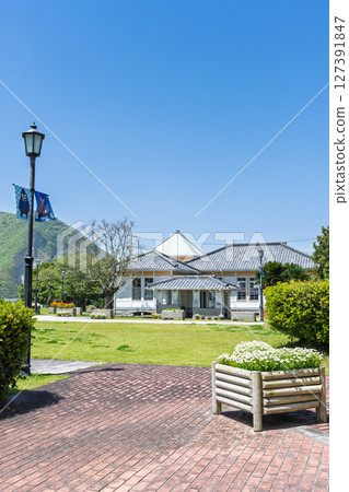 The Misumi Nishiko Memorial Hall (Urashimaya) stands out against the blue sky. A restored white Western-style building, the "phantom hotel." The Misumi Nishiko Memorial Hall (Urashimaya) stands out against the blue sky. A restored white Western-style building, the "phantom hotel." 127391847