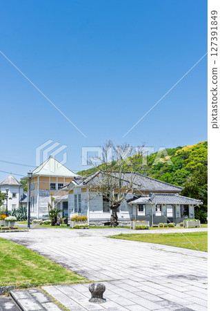 The Misumi Nishiko Memorial Hall (Ryujokan) stands out against the blue sky. A restored white Western-style building, the "phantom hotel." The Misumi Nishiko Memorial Hall (Ryujokan) stands out against the blue sky. A restored white Western-style building, the "phantom hotel." 127391849