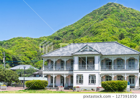 The Misumi Nishiko Memorial Hall (Urashimaya) stands out against the blue sky. A restored white Western-style building, the "phantom hotel." 127391850