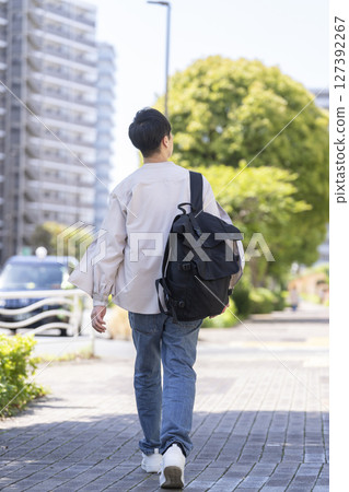 一名 40 多歲的男子走在街上 一名 40 多歲的男子走在街上 127392267