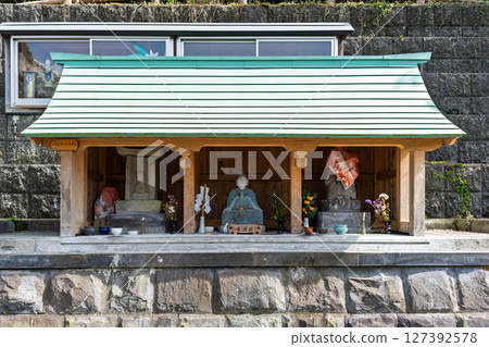 A water of longevity and a prayer spot that shines in the season when wisteria flowers bloom in abundance against the backdrop of blue skies! "Enmei Jizo-son Surroundings" Amakusa City 127392578