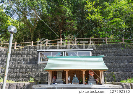 在藍天白雲映襯下，紫藤花盛開的季節，這裡是閃耀的長壽之水和祈禱勝地！ 「延命地藏菩薩週邊」天草市 127392580