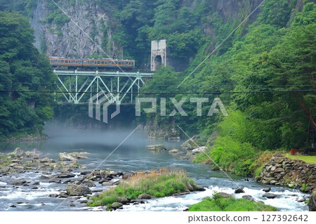 JR上越線“利根川溪谷與鐵橋間的列車” JR上越線“利根川溪谷與鐵橋間的列車” 127392642